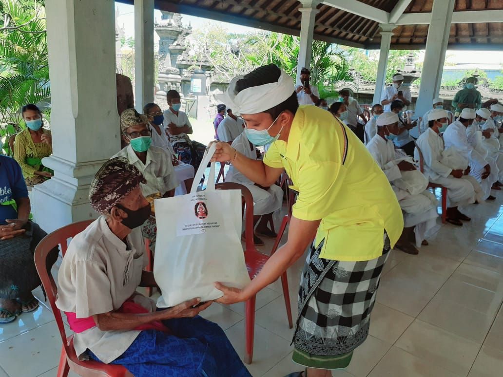 podiumnews.com-"Peradah Ngegalung" di Jembrana Sasar Pemangku dan Warga Kurang Mampu